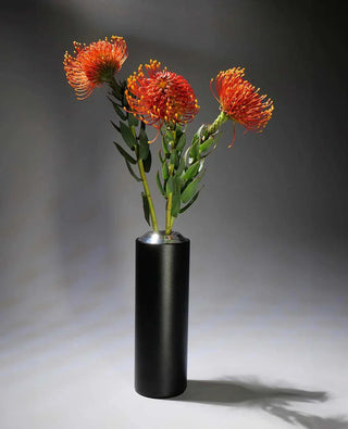 Moderne Metallvase Floare in Schwarz von Siqual – ideal für stilvolle Blumen-Deko