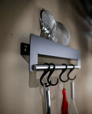 Joshua Garderobe in Schwarz – funktional in Küche eingesetzt, Design von Siqual