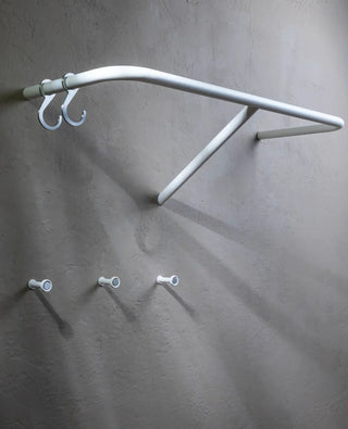 Wandhaken Tiny Silver in Cremeweiß -Anwendungsszene mit Garerobe Rail