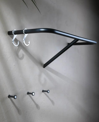 Schwarze Tiny Silver Wandhaken in Kombination mit RAIL Garderobe von Siqual Design