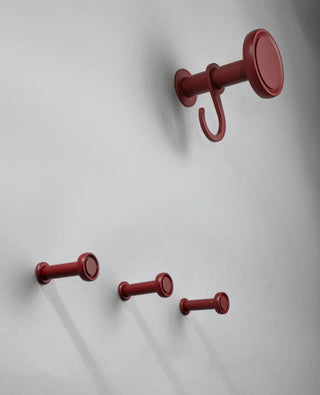 Roter Wandhaken Tiny kombiniert mit Silvereye – moderne Lösung für den Eingangsbereich