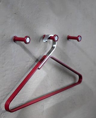 Wandhaken Tiny Silver in Rot mit Metallkleiderbügel kombiniert – platzsparende Aufhängung