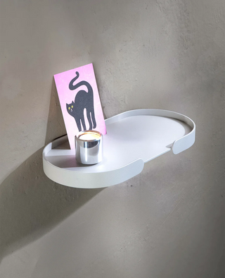 Wandregal aus Metall BUTLER Shelf von Siqual Design in Weiß mit Kerze und Postkarte in ruhiger Gestaltung