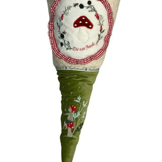 Waschbare Schultüte aus Bio-Stoff mit Fliegenpilz-Motiv – handgemachtes Geschenk zur Einschulung für Kinder