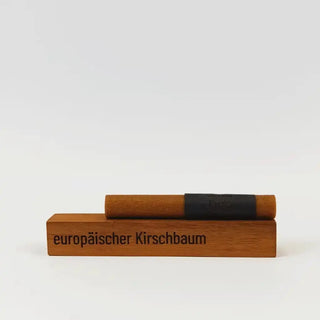 Produktfoto des wax filler in Farbton Kirsche – natürliche Reparaturwachs-Lösung für die Ausbesserung von rötlich-braunen Holzoberflächen wie Kirschholz