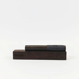 Produktfoto des wax filler in Farbton Wenge – natürliche Lösung zur Reparatur dunkler Holzrisse und Kratzer in Möbeloberflächen