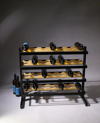 Freistehendes Barrique Weinregal für 28 Flaschen – minimalistisches Designobjekt aus Metall