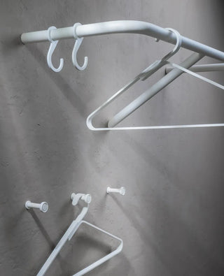 Garderobe RAIL mit drei cremeweißen Tiny Wandhaken – dezentes Design für stilvolle Ordnung im Eingangsbereich