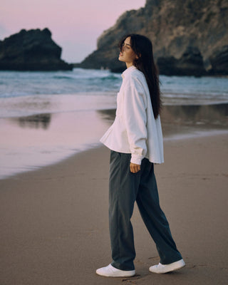 Offwhitefarbenes Cord Hemd für Damen aus Bio-Baumwolle, gezeigt in Bewegung mit lockerem Fall und fließender Silhouette.