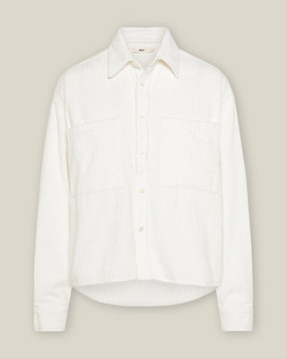 Offwhitefarbenes Cord Hemd für Damen aus Bio-Baumwolle mit feiner Cordstruktur, Brusttaschen und klassischem Kragen.