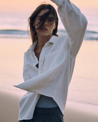 Offwhitefarbenes Cord Hemd für Damen aus Bio-Baumwolle, locker getragen in natürlicher Bewegung mit feiner Cordstruktur.