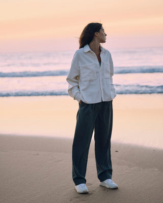 Offwhitefarbenes Cord Hemd für Damen aus Bio-Baumwolle mit lockerem Schnitt, gezeigt in seitlicher Ansicht mit weichem Fall und klarer Länge.