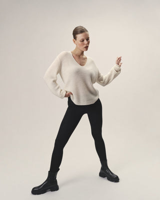 Schwarze Damen Leggings aus Organic Cotton und Modal von WOTE, getragen von einem Model im Studio, mit hohem Bund und körpernaher Passform.