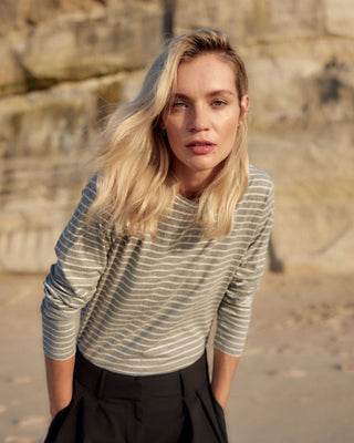 Anschnitt eines grau melange-weiß gestreiften Damen Longsleeves aus Bio-Baumwolle von WOTE, gefertigt in Portugal.