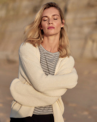 Damen Longsleeve in Grau Melange-Weiß gestreift aus Bio-Baumwolle von WOTE, getragen im entspannten Portrait.