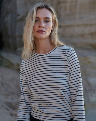 Detailansicht eines off-white-schwarz gestreiften Damen Longsleeves aus Bio-Baumwolle von WOTE.