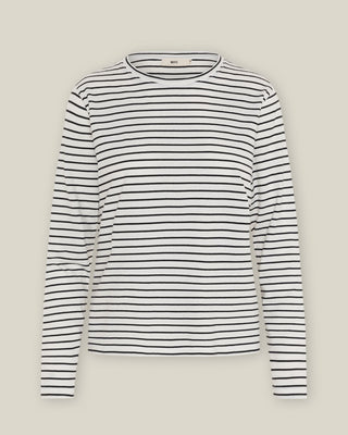 Freigestelltes off-white-schwarz gestreiftes Damen Longsleeve aus Bio-Baumwolle von WOTE, gefertigt in Portugal.