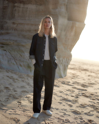 Frontansicht eines off-white-schwarz gestreiften Damen Longsleeves aus Bio-Baumwolle von WOTE, getragen im Layering-Look.