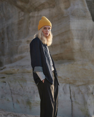 Rechte Seitenansicht eines off-white-schwarz gestreiften Damen Longsleeves aus Bio-Baumwolle von WOTE im Layering-Look.