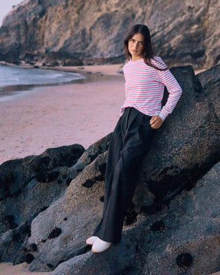 Gestreiftes Damen Longsleeve Shirt in Weiß-Rot aus Bio-Baumwolle von WOTE - made in Portugal, linke Seitenansicht