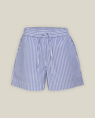 Blau-weiß gestreifte Damen Shorts aus Bio-Baumwolle von WOTE mit elastischem Bund und Bindeband, freigestellte Studioansicht.