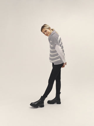 Seitliche Ansicht des Damen Strick Troyers aus Bio-Baumwolle in Grau-Weiß von WOTE, getragen mit Longsleeve zur Darstellung von Silhouette und Passform.