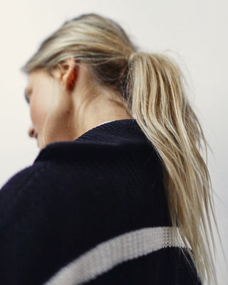 Detailansicht des Damen Strick Troyers aus Bio-Baumwolle in Schwarz-Weiß von WOTE, mit Fokus auf Kragenpartie und Strickstruktur im Rückenbereich.