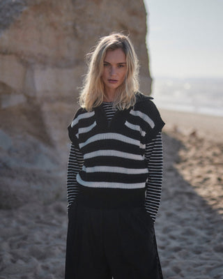 Damen Strick Troyer aus Bio-Baumwolle in Schwarz-Weiß von WOTE, Frontansicht mit markantem Troyerkragen und gestreiftem Design, kombiniert mit Longsleeve.