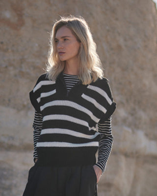 Damen Strick Troyer aus Bio-Baumwolle in Schwarz-Weiß von WOTE, Frontansicht mit Troyerkragen und klarer Streifenstruktur.