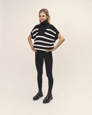 Damen Strick Troyer aus Bio-Baumwolle in Schwarz-Weiß von WOTE, Studioaufnahme in Ganzkörperansicht zur Darstellung von Passform und Länge.