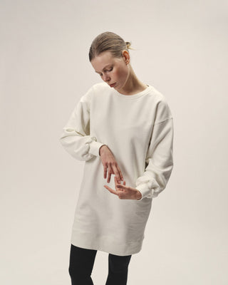 Cremefarbenes Damen Sweatkleid aus Bio-Baumwolle von WOTE im Oversized-Schnitt, getragen von einem Model in ruhiger Studioaufnahme.