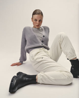 Damen Sweatpants in off white aus Bio Baumwolle, locker geschnittene Jogginghose von WOTE, hergestellt in Portugal, Frontansicht mit sitzendem Model.