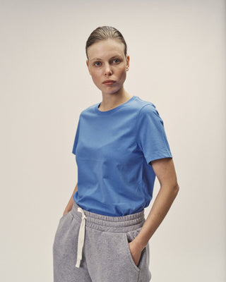 Blaues Damen T-Shirt mit Rundhalsausschnitt aus Bio-Baumwolle von WOTE, Frontansicht am Model