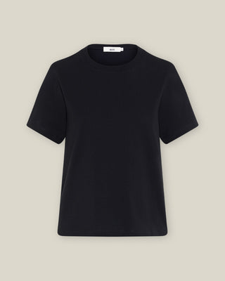 Schwarzes Damen T-Shirt mit Rundhalsausschnitt aus Bio-Baumwolle von WOTE, freigestellte Frontansicht