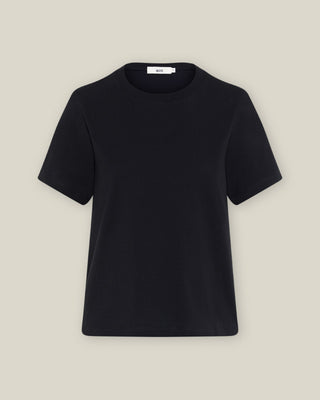 Schwarzes Damen T-Shirt mit Rundhalsausschnitt aus Bio-Baumwolle von WOTE, freigestellte Frontansicht