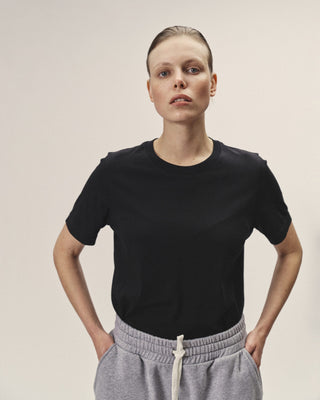 Schwarzes Damen T-Shirt mit Rundhalsausschnitt aus Bio-Baumwolle von WOTE, Frontansicht am Model
