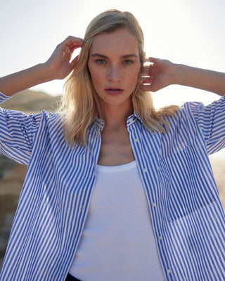 Anschnitt des WOTE Damen Tank Tops im Classic Fit in Weiß aus Bio-Baumwolle, am Model getragen