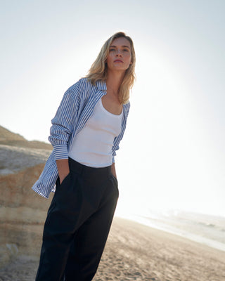 Seitenansicht des WOTE Damen Tank Tops im Classic Fit in Weiß aus Bio-Baumwolle, am Model getragen