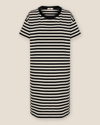 Oversized Damen T-Shirt-Kleid in Schwarz-Offwhite gestreift aus Bio-Baumwolle, freigestellt dargestellt.