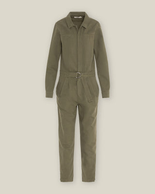 Olivfarbener Damen Utility Overall aus Bio-Baumwolle von WOTE mit verdeckter Druckknopfleiste und Taillenband, freigestellte Produktansicht.