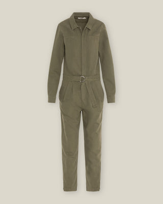 Olivfarbener Damen Utility Overall aus Bio-Baumwolle von WOTE mit verdeckter Druckknopfleiste und Taillenband, freigestellte Produktansicht.