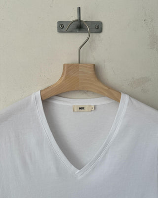 Detailansicht des V-Ausschnitts eines weißen Damen V-Neck T-Shirts aus Bio-Baumwolle von WOTE mit feiner Naht und Label