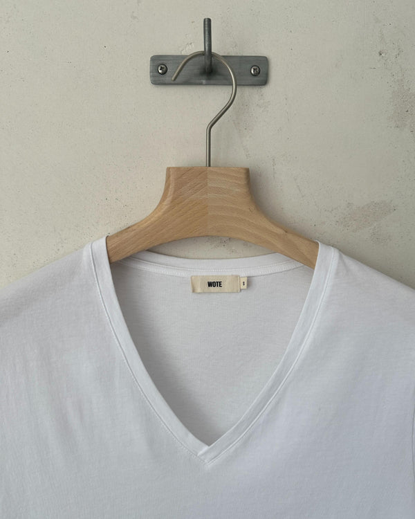 V-Neck Shirt aus Bio-Baumwolle – femininer Schnitt, minimalistisches Design
