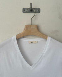 V-Neck Shirt made from organic cotton – feminine cut, minimalist design — Ansicht 3