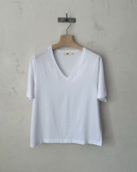 V-Neck Shirt aus Bio-Baumwolle – femininer Schnitt, minimalistisches Design — Ansicht 1