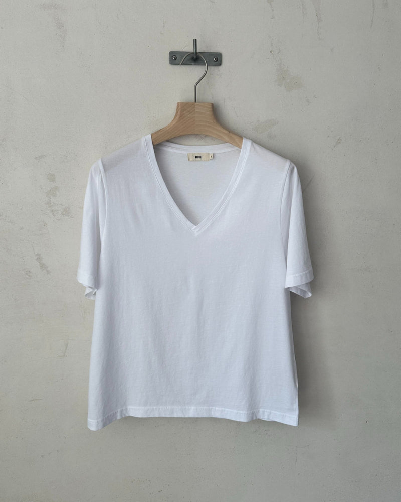 V-Neck Shirt aus Bio-Baumwolle – femininer Schnitt, minimalistisches Design — Ansicht 1