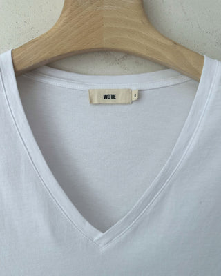 Innenansicht des weißen Damen V-Neck T-Shirts aus Bio-Baumwolle mit WOTE Label im Nackenbereich