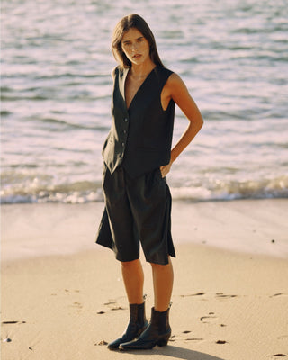 Schwarze Damenweste aus nachhaltiger Tuchwolle, gezeigt in Ganzkörperansicht mit klarer, gerader Silhouette.