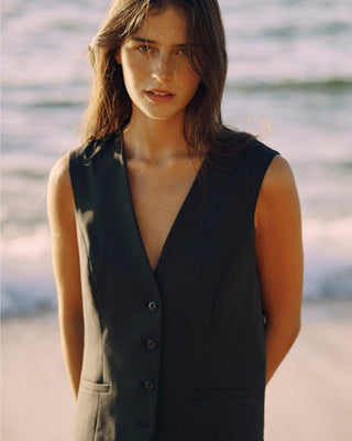 Schwarze Damenweste aus nachhaltiger Tuchwolle mit tiefem V-Ausschnitt und klarer, minimalistischer Linienführung.