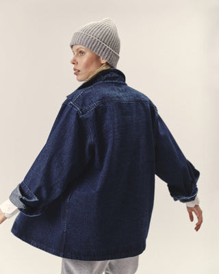 Denim Overshirt aus Organic Cotton für Damen in Dark Indigo, Rückansicht mit lockerer Passform und überschnittener Schulter.